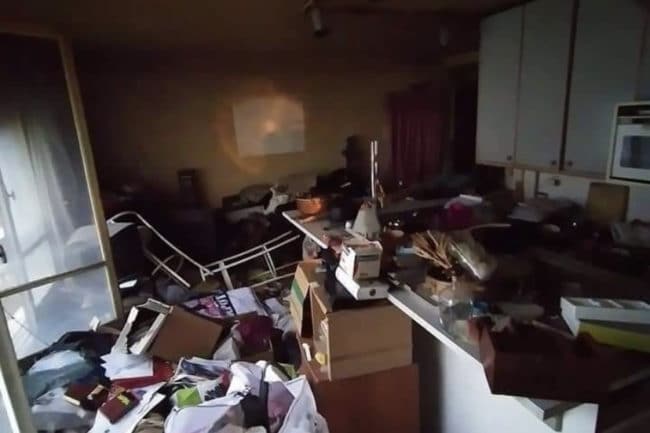 appartement rempli de carton, et d'objets entassé les uns sur les autres